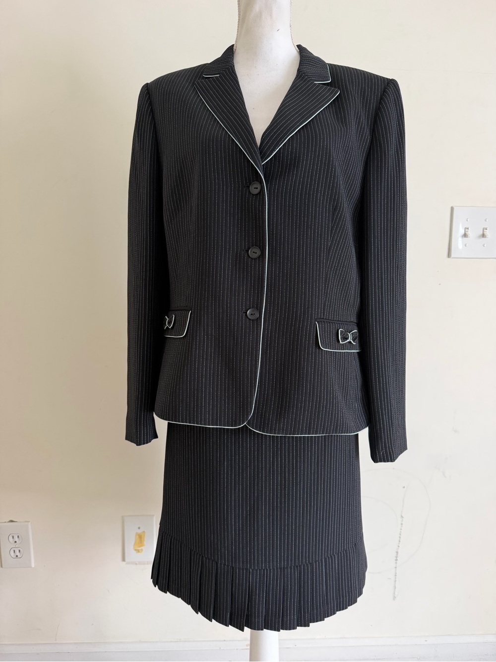 TAHARI ARTHUR S LEVINE WOMENS BLACK BLUE PIN STRIPED SUIT BLAZER JACKET SKIRT
